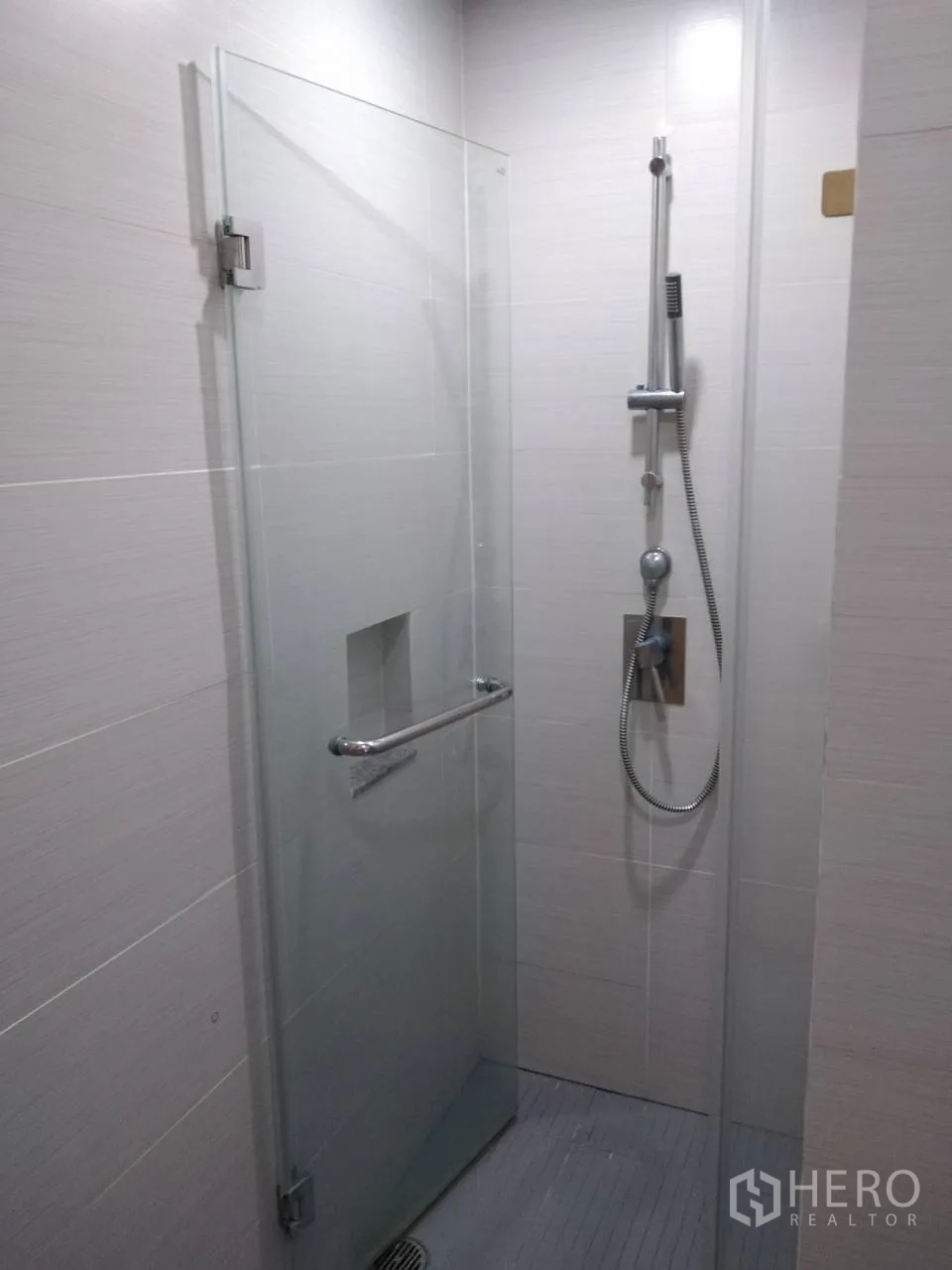 คอนโด ให้เช่าในKhlong Toei, Bangkok - ตู้ฝักบัวแบบวอล์กอินกั้นกระจกพร้อมชุดฝักบัวและผนังกระเบื้อง