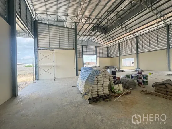 คลังสินค้า ให้เช่าในMueang Samut Prakan, Samut Prakan - ภายในโกดังโปร่งเพดานสูง โครงทรัสเหล็ก และช่องประตูขนาดใหญ่