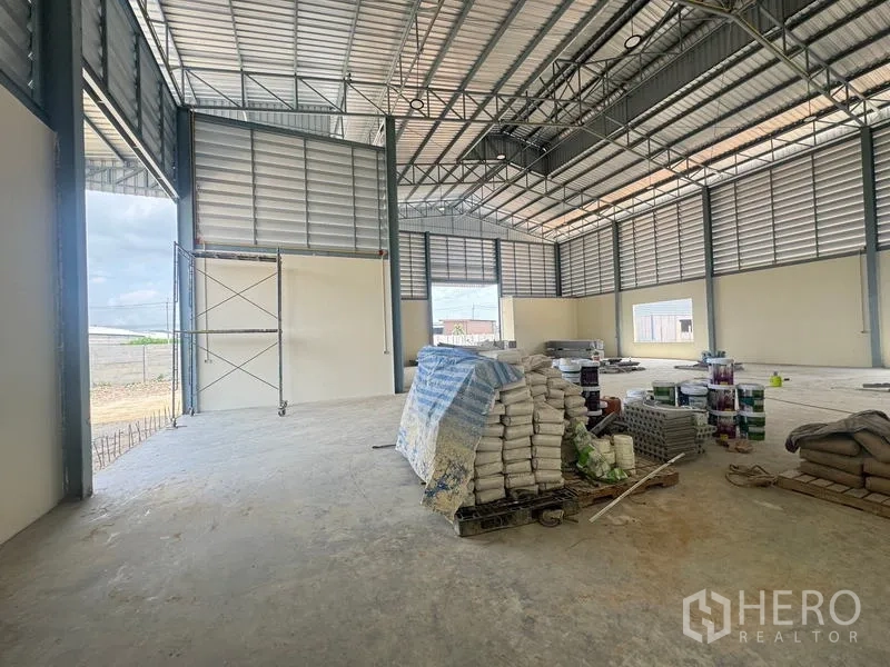 คลังสินค้า ให้เช่าในMueang Samut Prakan, Samut Prakan - ภายในโกดังโปร่งเพดานสูง โครงทรัสเหล็ก และช่องประตูขนาดใหญ่