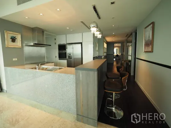 คอนโด ให้เช่าหรือขายในYan Nawa, Bangkok - ครัวสมัยใหม่พร้อมเคาน์เตอร์บาร์ยาว ไฟห้อย และเครื่องใช้สแตนเลส