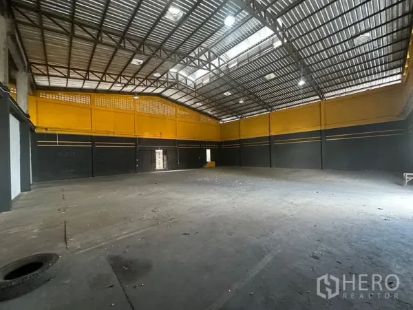 คลังสินค้า ให้เช่าในKhlong Toei, Bangkok - ภายในโกดังย่านพระราม 4 พื้นที่โล่ง เพดานสูง โครงเหล็กและช่องแสงสกายไลต์