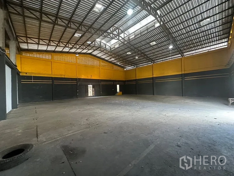 คลังสินค้า ให้เช่าในKhlong Toei, Bangkok - ภายในโกดังย่านพระราม 4 พื้นที่โล่ง เพดานสูง โครงเหล็กและช่องแสงสกายไลต์