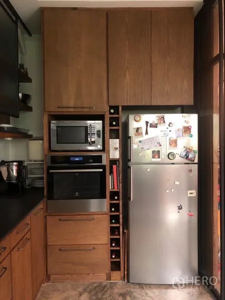 ทาวน์เฮาส์ ขายในWang Thonglang, Bangkok - ตู้บิวท์อินสูงพร้อมไมโครเวฟ เตาอบ ช่องเก็บไวน์ และตู้เย็นสแตนเลส