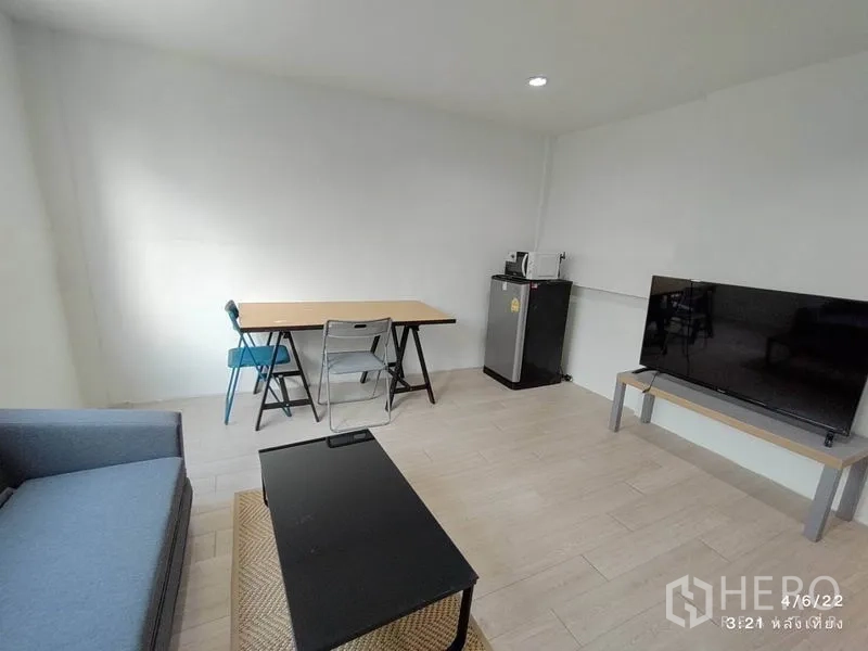 带办公室的家 出租 - 工作角，书桌椅、小冰箱、微波炉与平板电视。