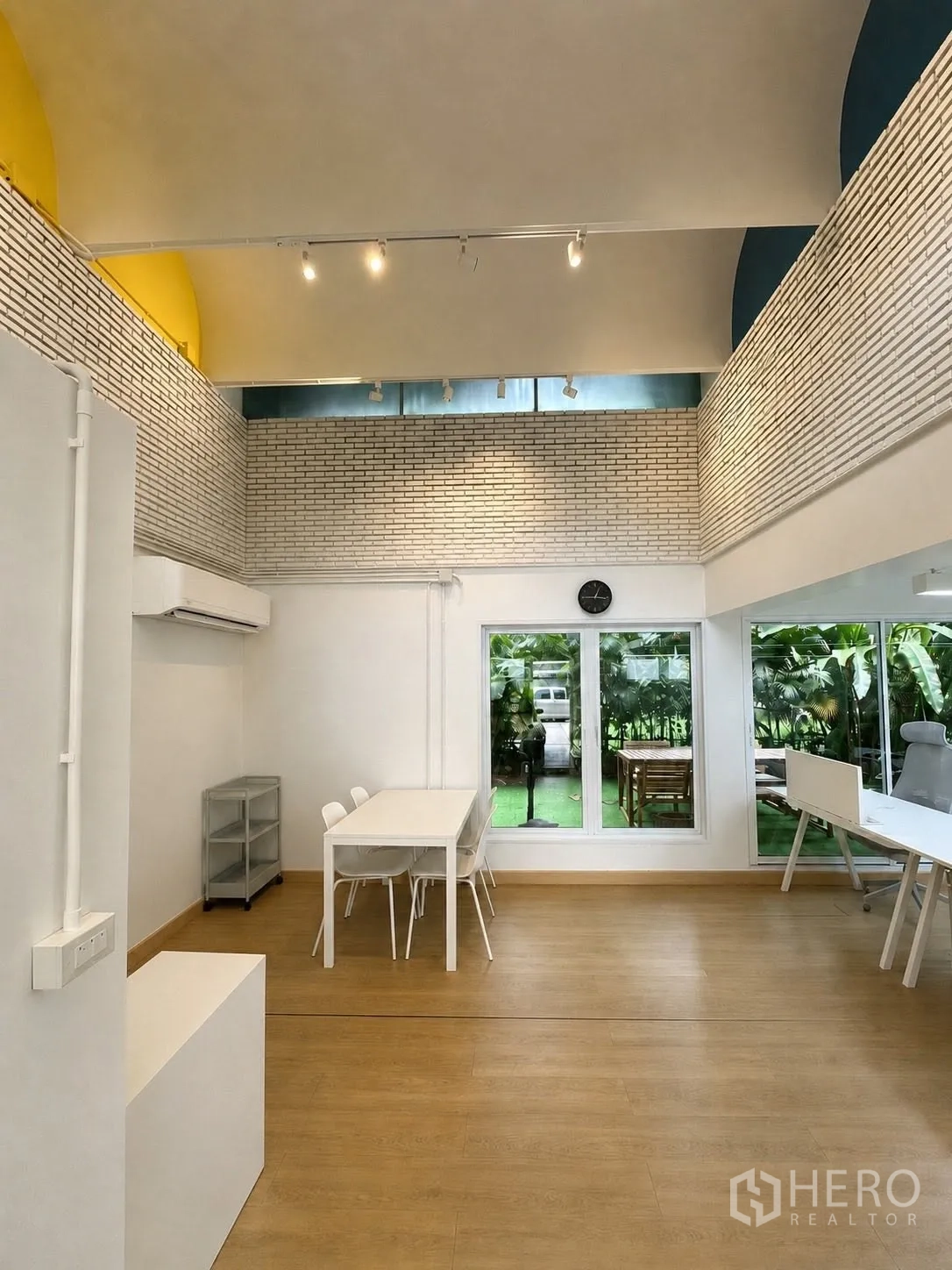 Office Space for rent in Phaya Thai, Bangkok - Double-height room with arched ceiling, large window and tables.