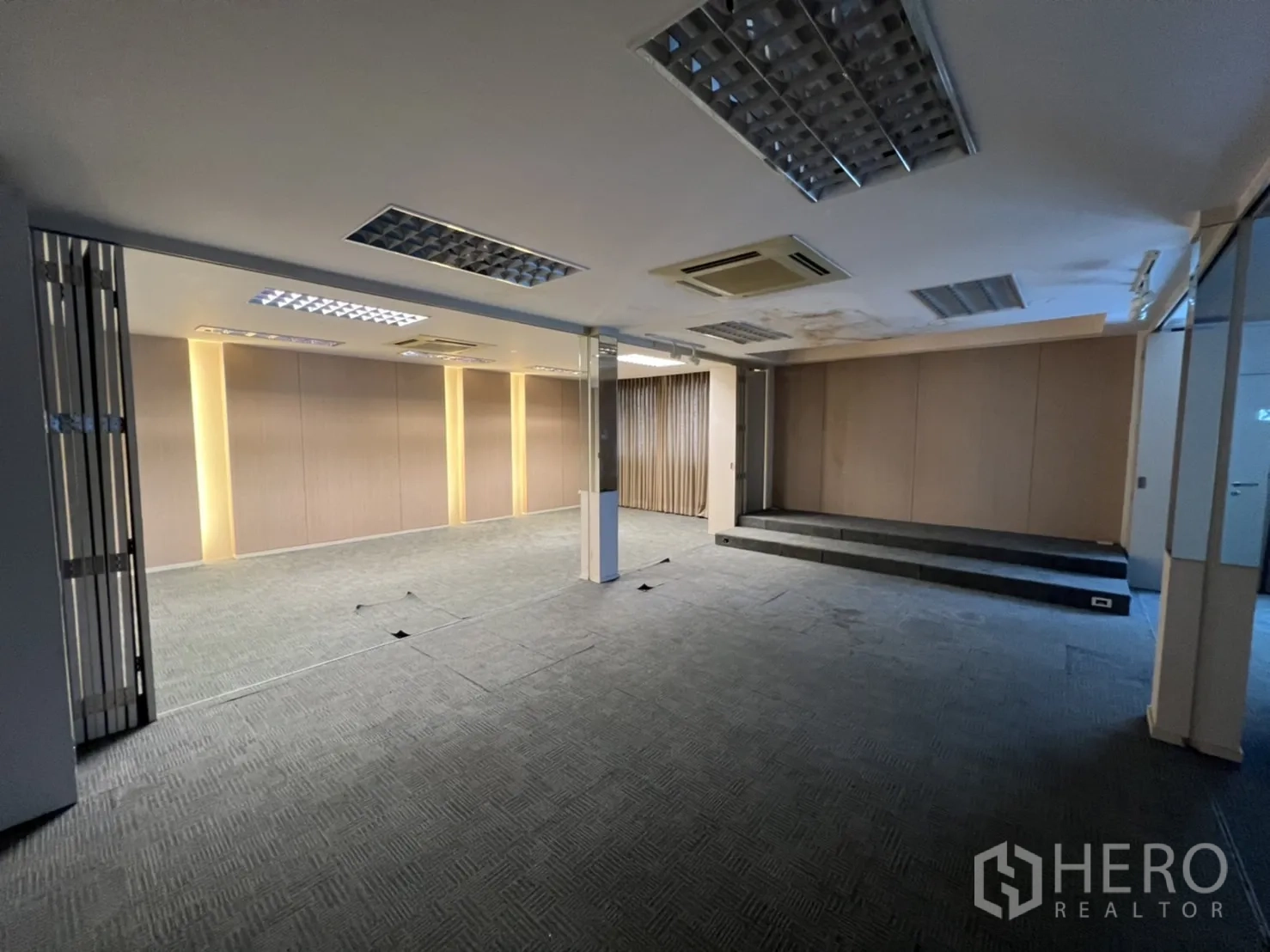 店屋 出租或出售在Watthana, Bangkok - 宽敞的办公室，地毯、台阶与筒灯