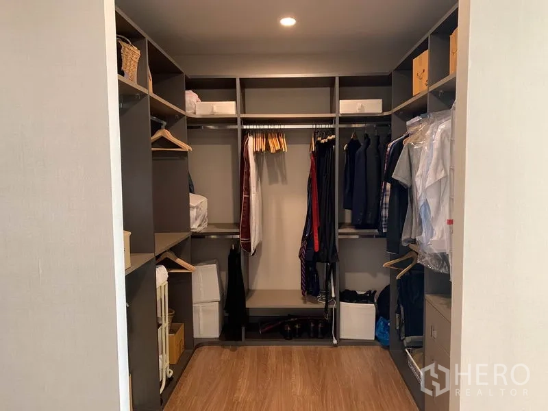 ทาวน์เฮาส์ ให้เช่าในKhlong Toei, Bangkok - ห้องแต่งตัวแบบวอล์คอิน พร้อมชั้นและราวแขวนเสื้อผ้า