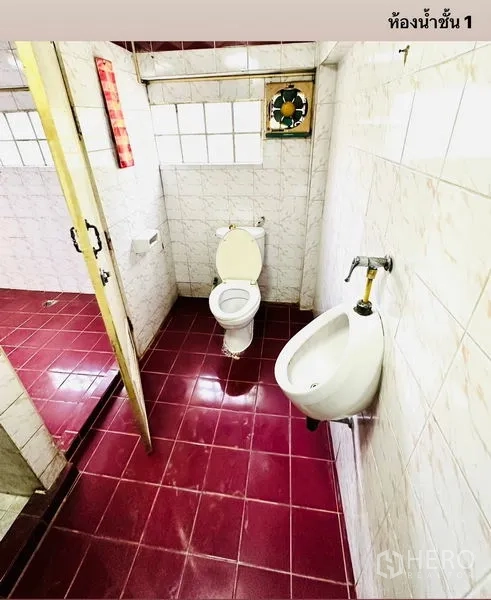 อาคารพาณิชย์ ให้เช่าในWatthana, Bangkok - ห้องน้ำชั้นล่างมีชักโครกและโถปัสสาวะ พื้นกระเบื้องสีแดง.