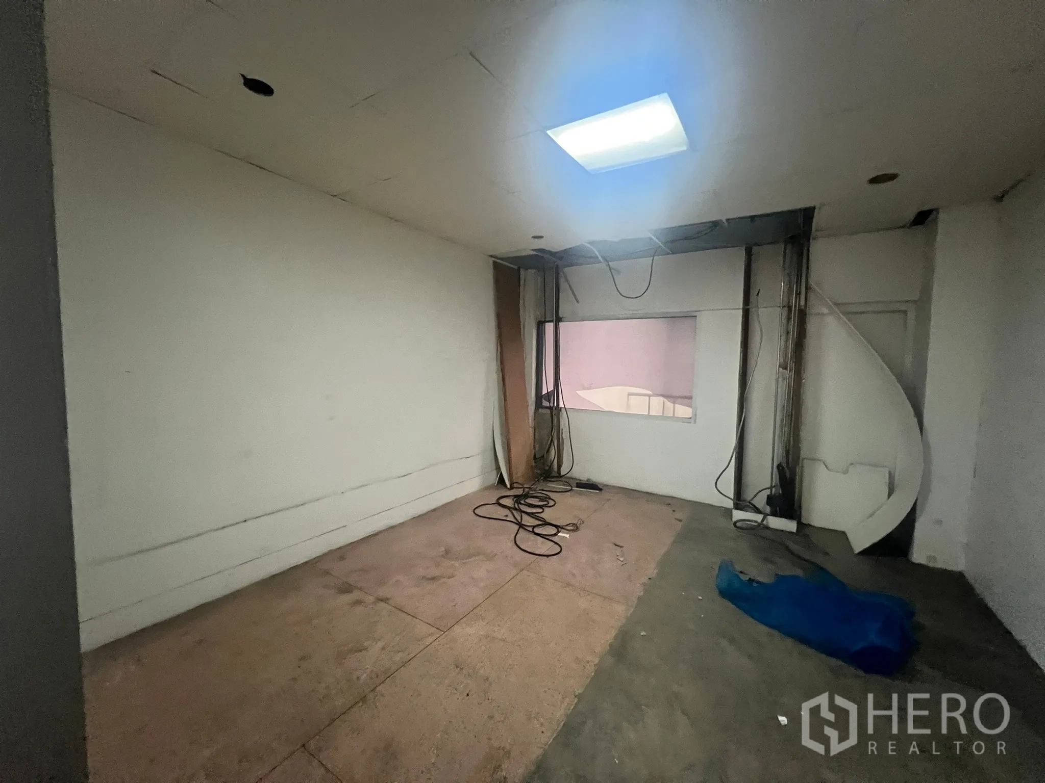 店屋 出租在Watthana, Bangkok - 房内有外露线缆、检修口与楼梯旁的内窗。