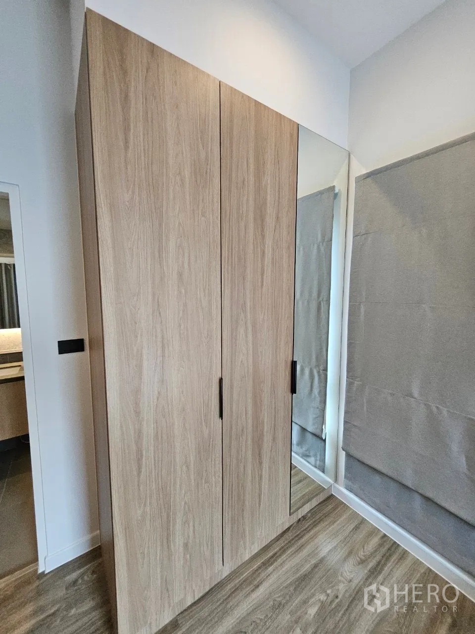 บ้าน ให้เช่าในBang Kapi, Bangkok - มุมห้องนอนมีตู้เสื้อผ้าไม้สูงและกระจกเต็มตัว