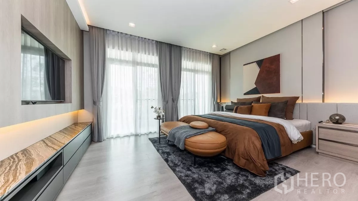 บ้าน ให้เช่าในPrawet, Bangkok - ห้องนอนใหญ่กว้าง เตียงคิงส์ หน้าต่างบานสูงและม้านั่งปลายเตียง