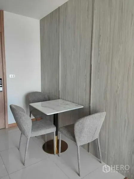 公寓 出租在Khlong Toei, Bangkok - 紧凑餐区，大理石小餐桌与两把灰色椅子。