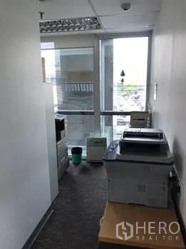 สำนักงาน ให้เช่าในKhlong Toei, Bangkok - มุมถ่ายเอกสารและพิมพ์งานข้างหน้าต่างสูงมองเห็นวิวเมือง