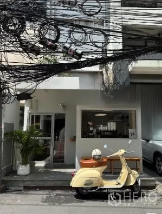 零售空间 出租在Watthana, Bangkok - 通罗区域临街商铺外观，玻璃门与服务窗，瓦塔那区曼谷。