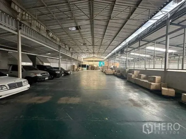 คลังสินค้า ให้เช่าในYan Nawa, Bangkok - ทางสัญจรภายในกว้าง มีช่องจอดและขนถ่ายสำหรับรถบรรทุกและรถยนต์ ใต้หลังคามีช่องแสง