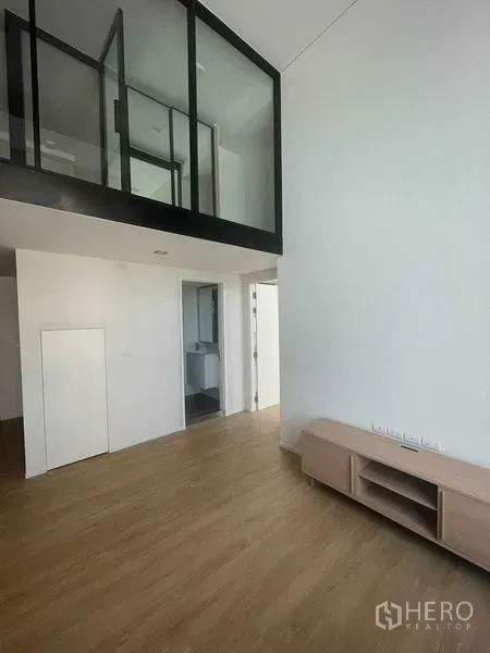 คอนโด ให้เช่าในKhlong Toei, Bangkok - ชั้นลอยกั้นกระจกเหนือโถงเพดานสูงของคอนโด