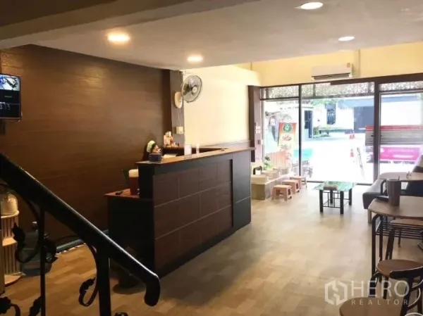 อาคารพาณิชย์ ให้เช่าในWatthana, Bangkok - พื้นที่ต้อนรับชั้นล่างพร้อมเคาน์เตอร์ไม้และผนังกระจก