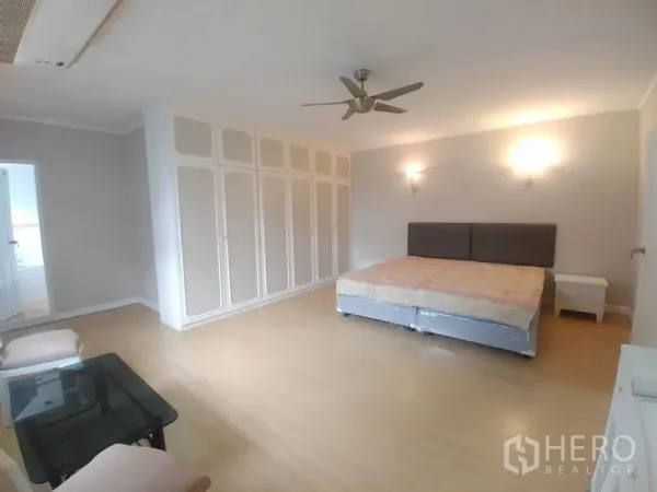 公寓 出租或出售在Watthana, Bangkok - 主卧角度，特大床、吊扇及大量内置衣柜。