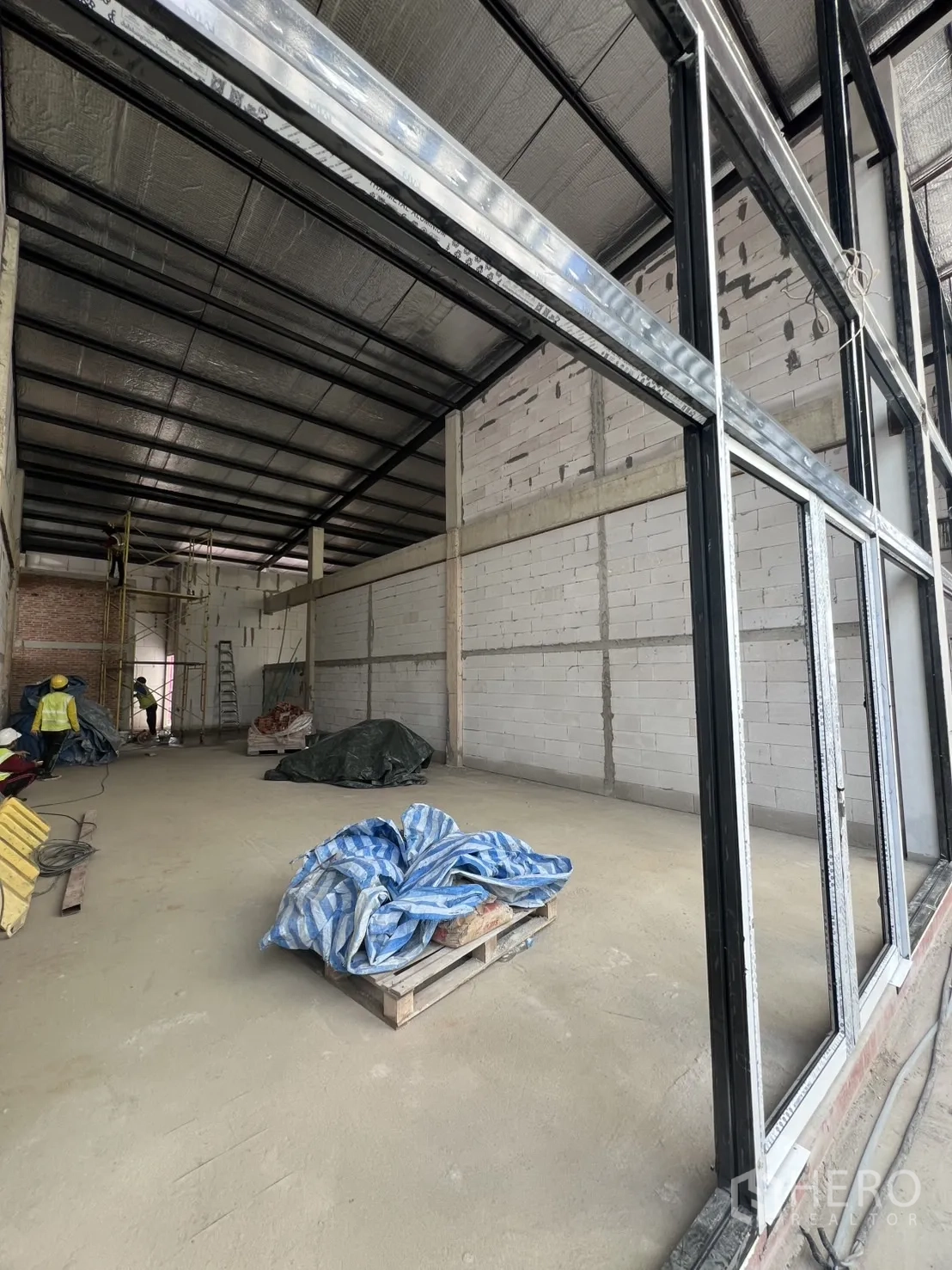 พื้นที่ขายปลีก ให้เช่าในKhlong Toei, Bangkok - ยูนิตลึก หลังคาเมทัลชีทบุฉนวน และผนังก่ออิฐกำลังก่อสร้าง