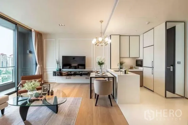 คอนโด ให้เช่าหรือขายในKhlong Toei, Bangkok - ห้องนั่งเล่นโอเพนแปลนพร้อมทีวี ชุดรับประทานอาหาร และครัวสไตล์โมเดิร์นโทนขาว