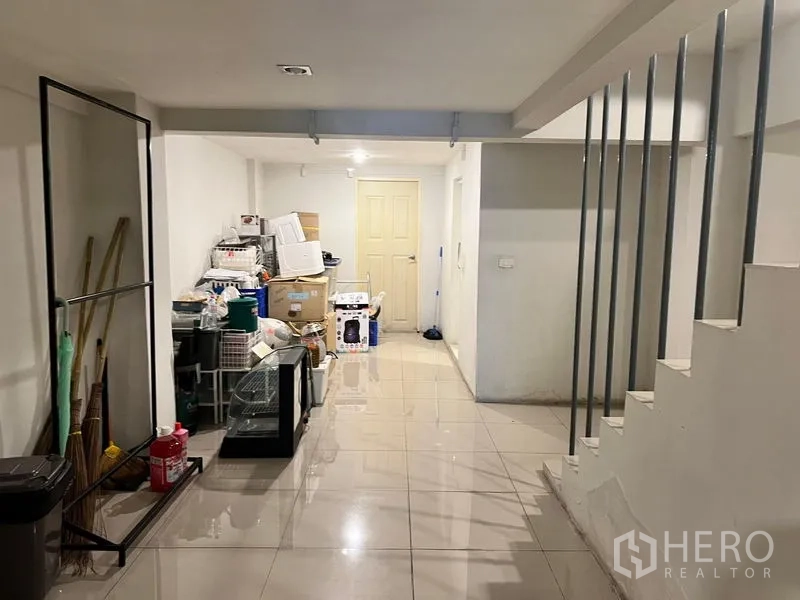 อาคารพาณิชย์ ให้เช่าในWatthana, Bangkok - พื้นที่เก็บของใต้บันได พื้นกระเบื้องและของใช้งาน