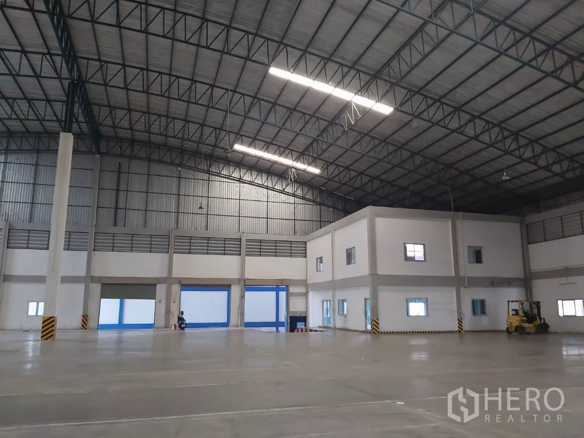 คลังสินค้า ให้เช่าในBang Bo, Samut Prakan - โกดังขนาดใหญ่มีบล็อกสำนักงานสองชั้นภายในและรถโฟล์คลิฟท์