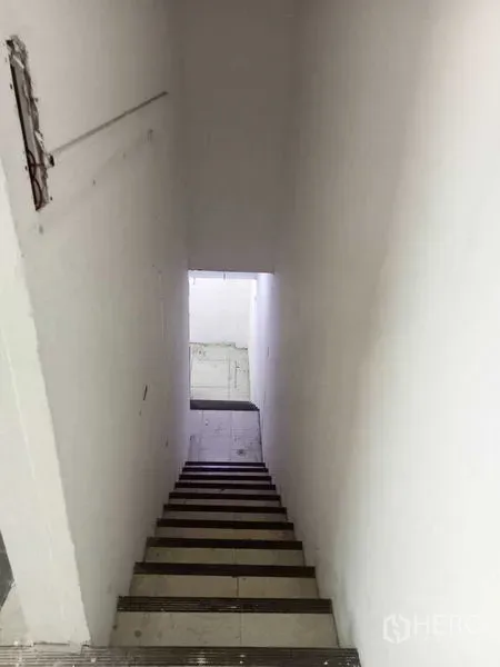 พื้นที่ขายปลีก ให้เช่าในWatthana, Bangkok - บันไดภายในเชื่อมสู่ชั้นล่างของยูนิต ผนังสีขาวและขั้นบันไดปูกระเบื้อง
