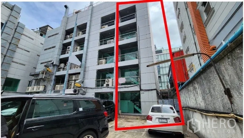 店屋 出租在Khlong Toei, Bangkok - 建筑后立面与停车区，可见阳台并以红线标注范围。