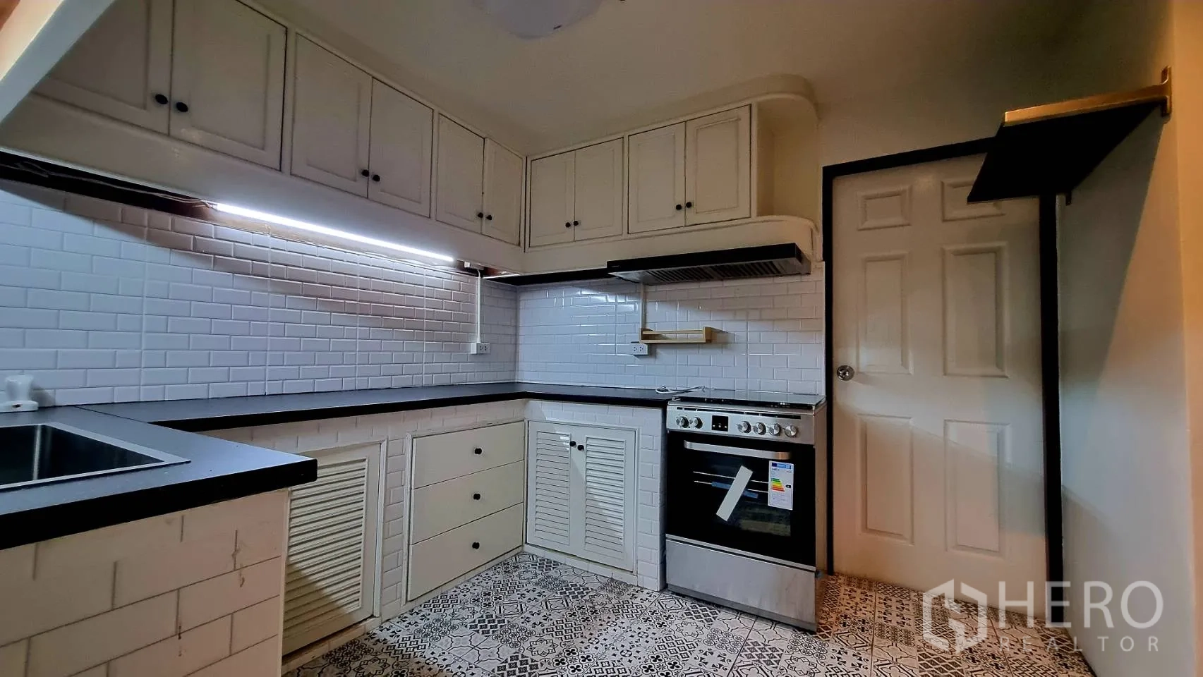 公寓 出租在Watthana, Bangkok - 烹饪区，嵌入式烤箱、抽油烟机与充足台面。