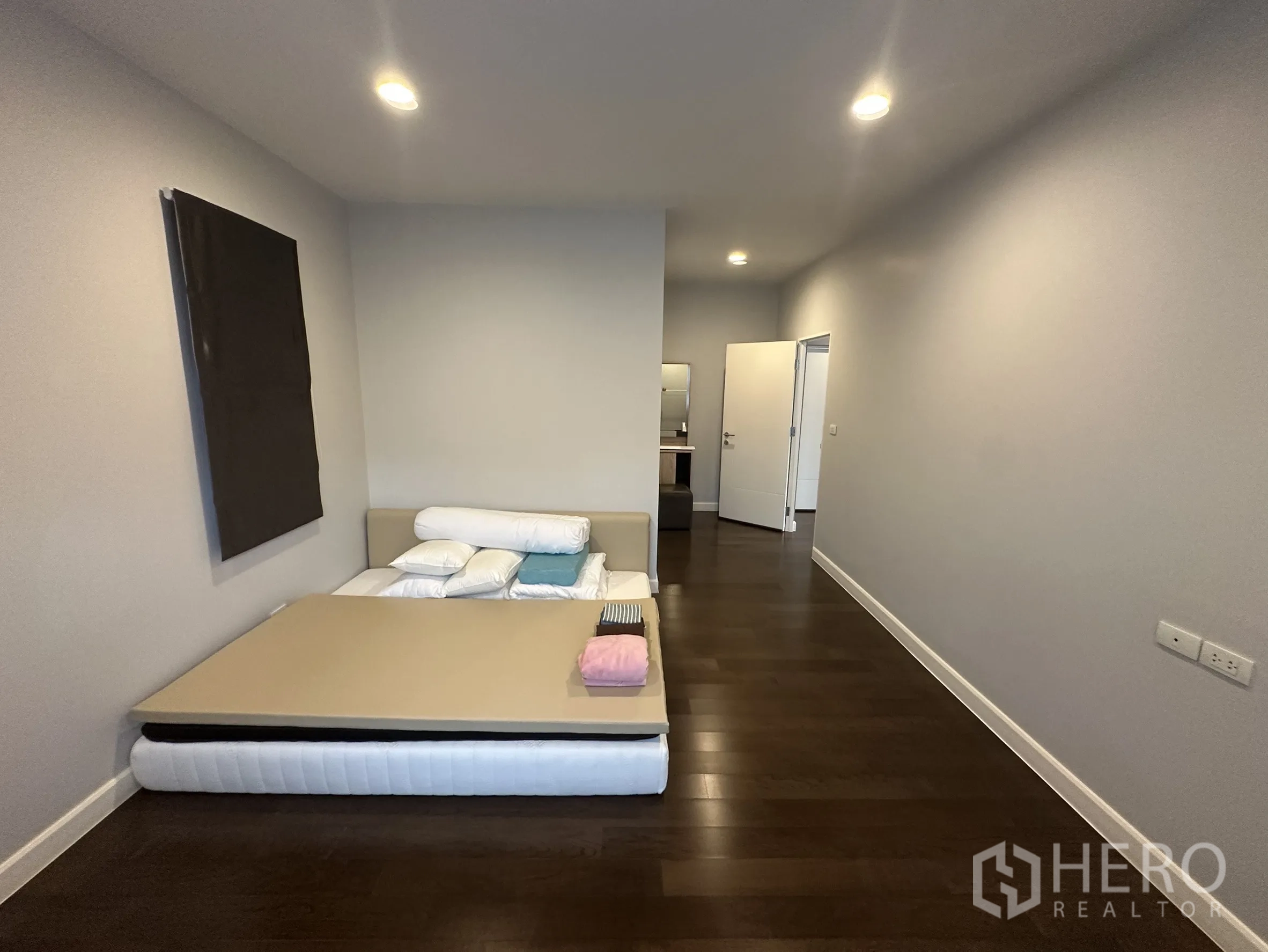 บ้าน ให้เช่าในLam Luk Ka, Pathum Thani - ห้องนอนกว้าง เตียงเตี้ย และห้องน้ำต่อเนื่อง