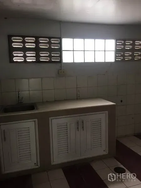 อาคารพาณิชย์ ให้เช่าในKhlong Toei, Bangkok - แพนทรีเรียบง่าย ผนังปูกระเบื้อง มีเคาน์เตอร์และตู้บานเกล็ดใต้ช่องลม