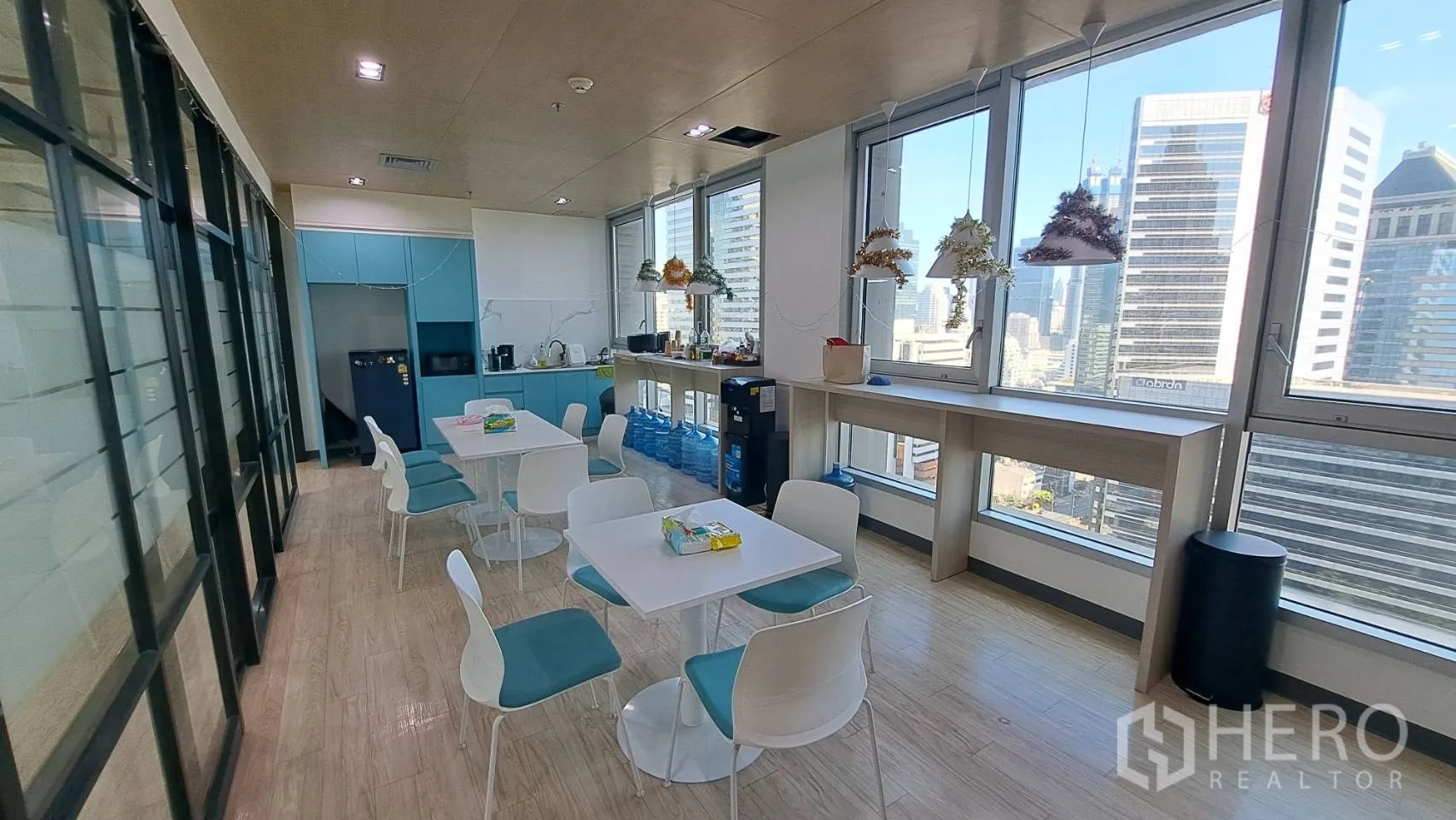 สำนักงาน ให้เช่าในYan Nawa, Bangkok - แพนทรีพนักงาน ตู้สีฟ้า โต๊ะคาเฟ่ และหน้าต่างวิวเมือง