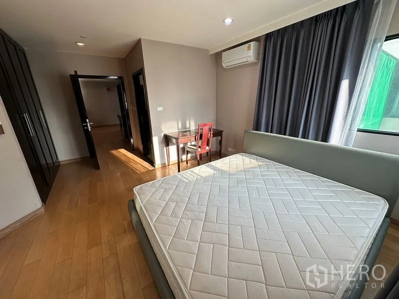 公寓 出租在Sathon, Bangkok - 主卧另一角度，衣柜、书桌与大窗户