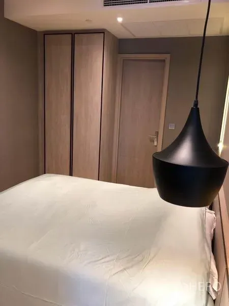 คอนโด ให้เช่าในDin Daeng, Bangkok - ห้องนอนอบอุ่น มีโคมไฟหัวเตียง ตู้เสื้อผ้าบิลท์อิน และประตูไม้