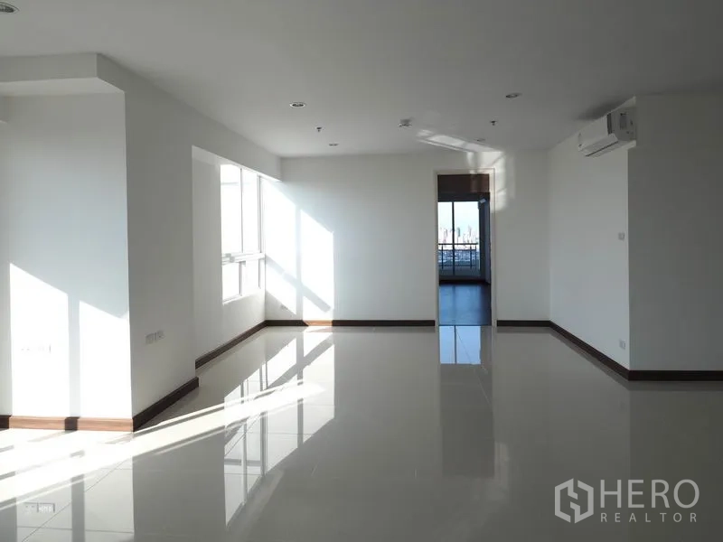 Condominium for rent in Yan Nawa, Bangkok - Light-filled corridor-style living space with big windows and a doorway leading to the balcony.