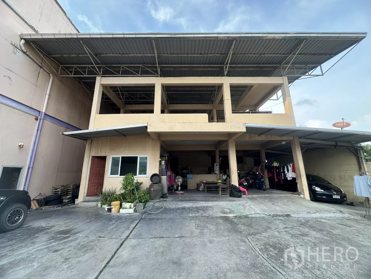Warehouse for rent in Mueang Nonthaburi, Nonthaburi - Two-storey on-site accommodation and office block with metal roofing and carports.