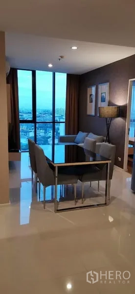 公寓 出租在Watthana, Bangkok - 四人餐桌靠近沙发与通高落地窗。