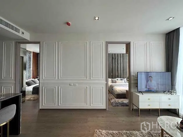 公寓 出售在Khlong Toei, Bangkok - 客厅，线条墙板、双卧室门与电视柜。