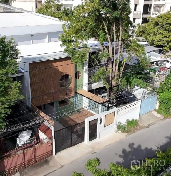 ทาวน์เฮาส์ ให้เช่าในWatthana, Bangkok - มุมสูงของตัวบ้านและละแวก พร้อมต้นไม้ใหญ่ ลานหน้า และประตูรั้วทางเข้า