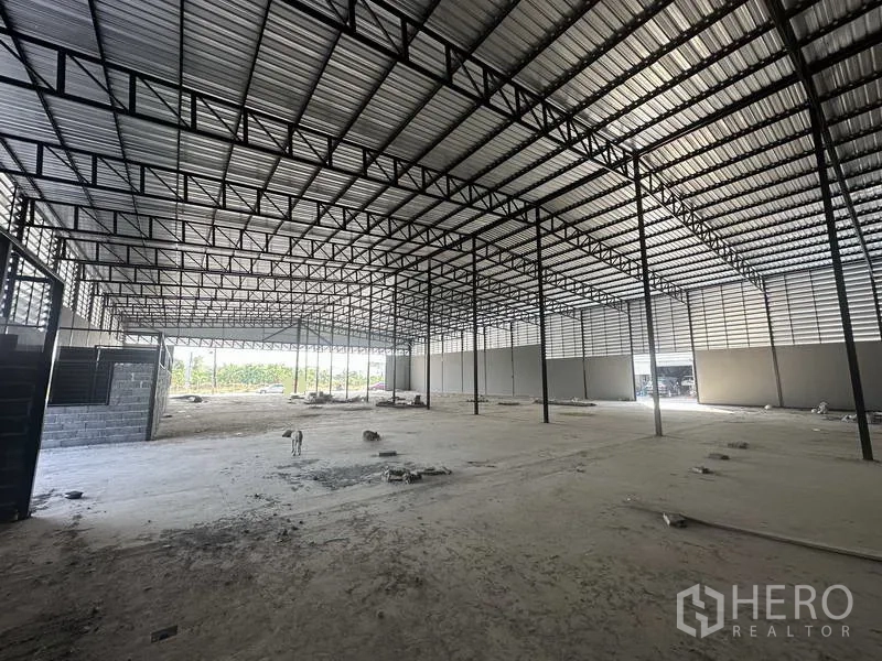 คลังสินค้า ให้เช่าในLam Luk Ka, Pathum Thani - ภาพกว้างภายใน แสดงช่วงเสากว้างและโครงหลังคาเหล็ก