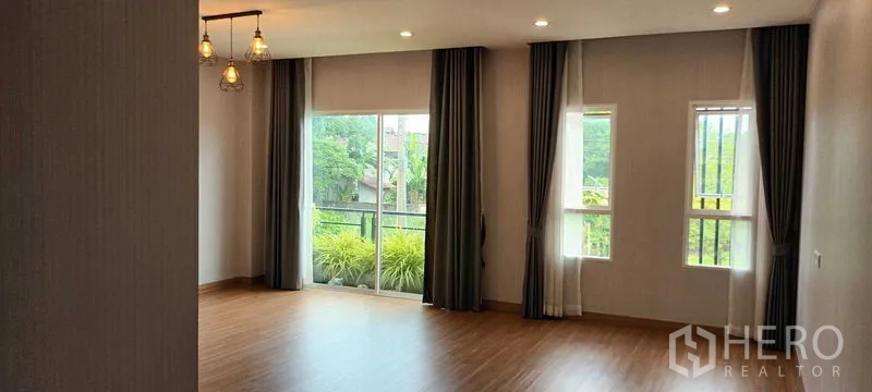 联排别墅 出租或出售在Saphan Sung, Bangkok - 卧室采光充足，木地板，落地窗并可直达阳台。