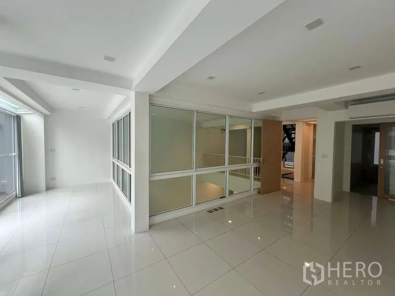 带办公室的家 出租在Khlong Toei, Bangkok - 明亮夹层办公区，整面内部玻璃隔断。