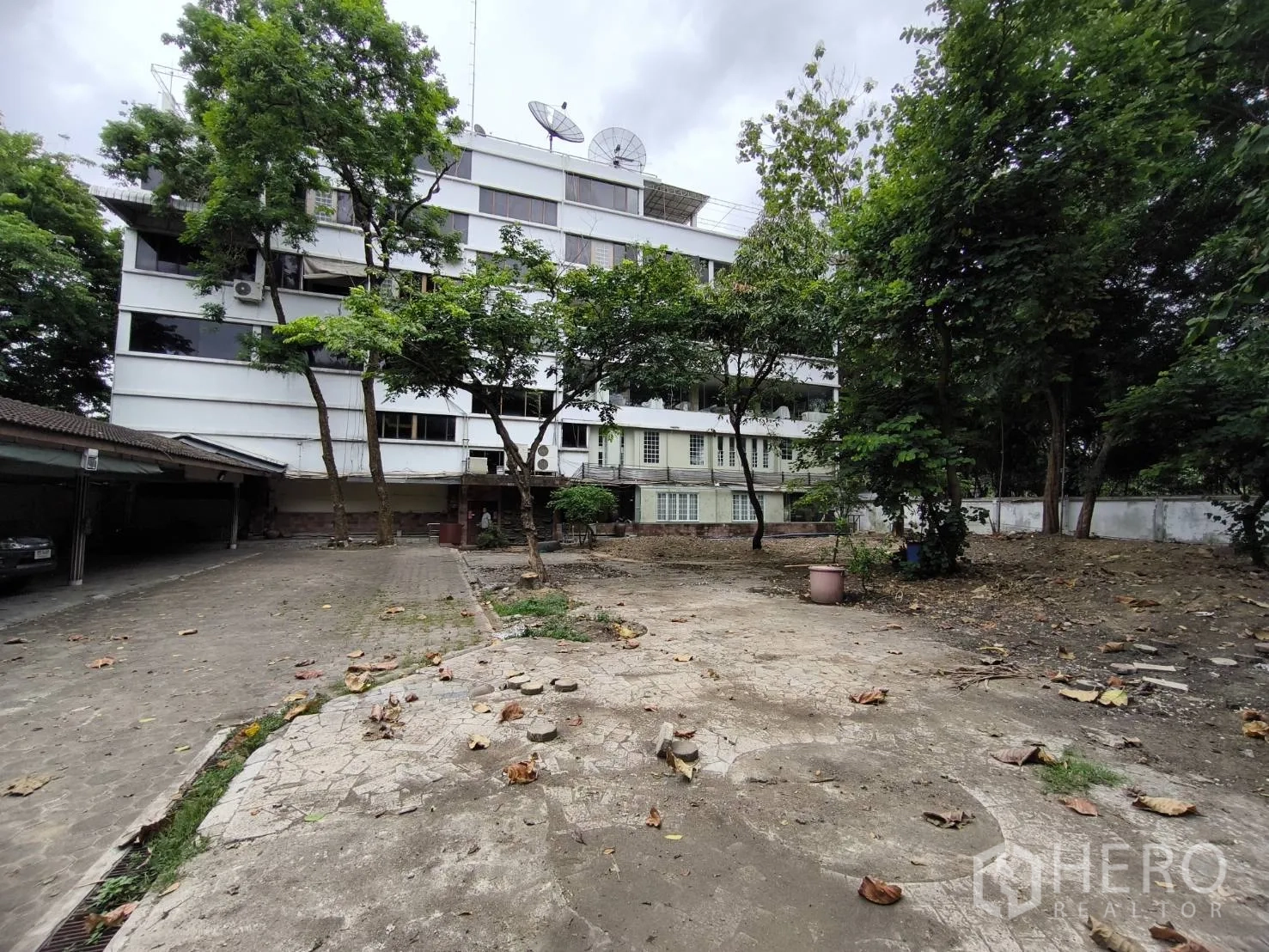 พื้นที่ขายปลีก ให้เช่าในWang Thonglang, Bangkok - ลานกว้างด้านหลังอาคารสีขาวหลายชั้น มีต้นไม้และพื้นที่โล่ง