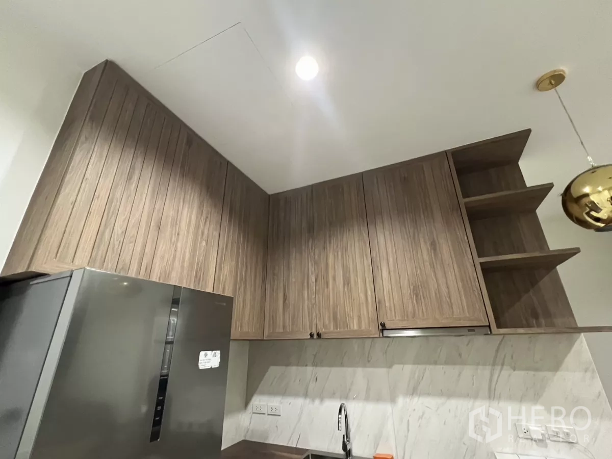 คอนโด ให้เช่าในBang Kapi, Bangkok - ตู้แขวนลายไม้และชั้นเปิด เหนือผนังลายหินอ่อน