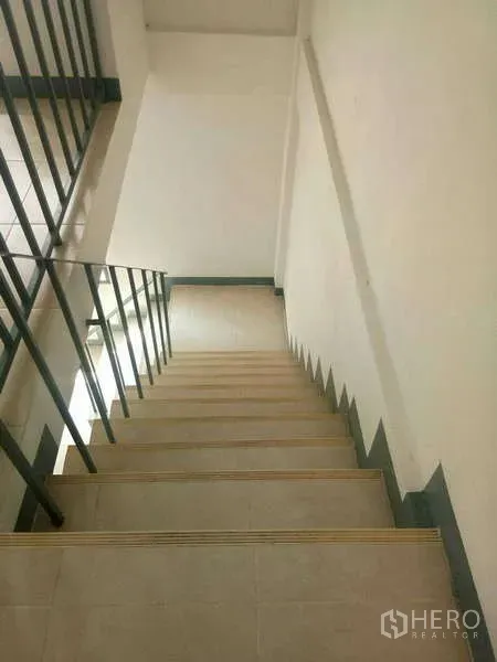อาคารพาณิชย์ ให้เช่าในBang Na, Bangkok - บันไดภายใน ราวเหล็ก ขั้นบันไดกันลื่น
