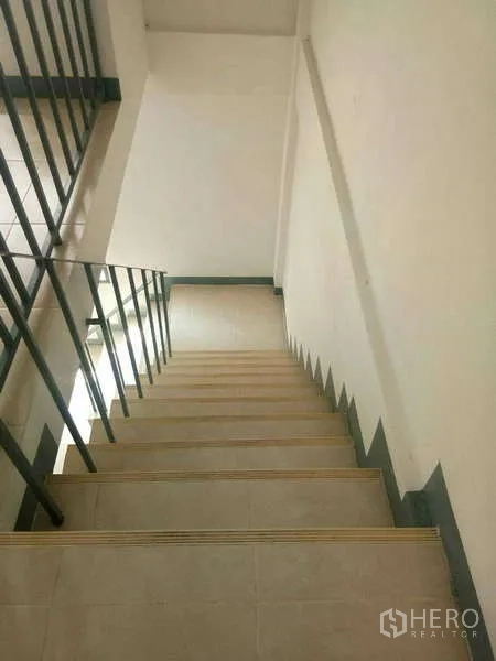 อาคารพาณิชย์ ให้เช่าในBang Na, Bangkok - บันไดภายใน ราวเหล็ก ขั้นบันไดกันลื่น