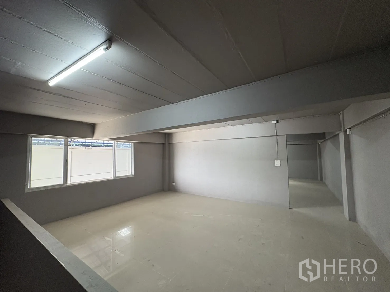 Warehouse for rent in Mueang Samut Prakan, Samut Prakan - Upper-level office with windows looking out to the warehouse floor.