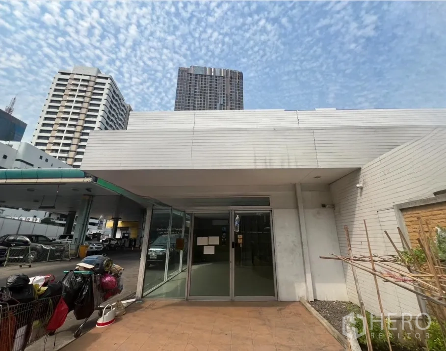 พื้นที่ขายปลีก ให้เช่าในKhlong Toei, Bangkok - ด้านหน้าอาคารชั้นต่ำมีชายคากว้าง ฉากหลังเป็นอาคารสูง