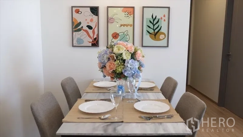 คอนโด ให้เช่าหรือขายในWatthana, Bangkok - มุมทานอาหารโต๊ะหินอ่อน 4 ที่นั่ง จัดโต๊ะพร้อมภาพแขวนผนัง