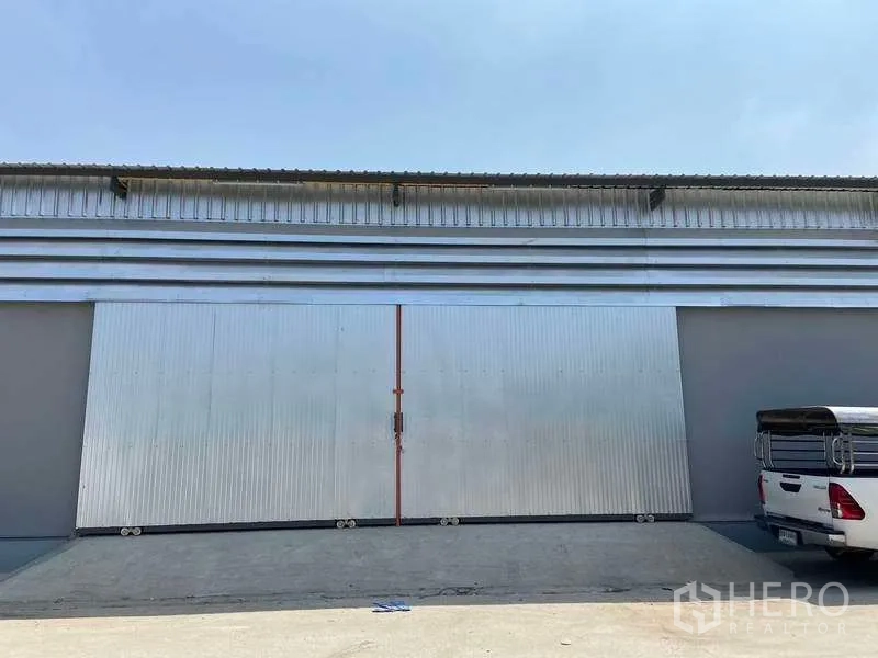 คลังสินค้า ให้เช่าในLam Luk Ka, Pathum Thani - มุมตรงหน้าประตูเหล็กบานสไลด์ขนาดใหญ่และทางลาดสำหรับรถบรรทุก